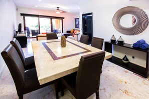 Deluxe Apartment | In-room dining