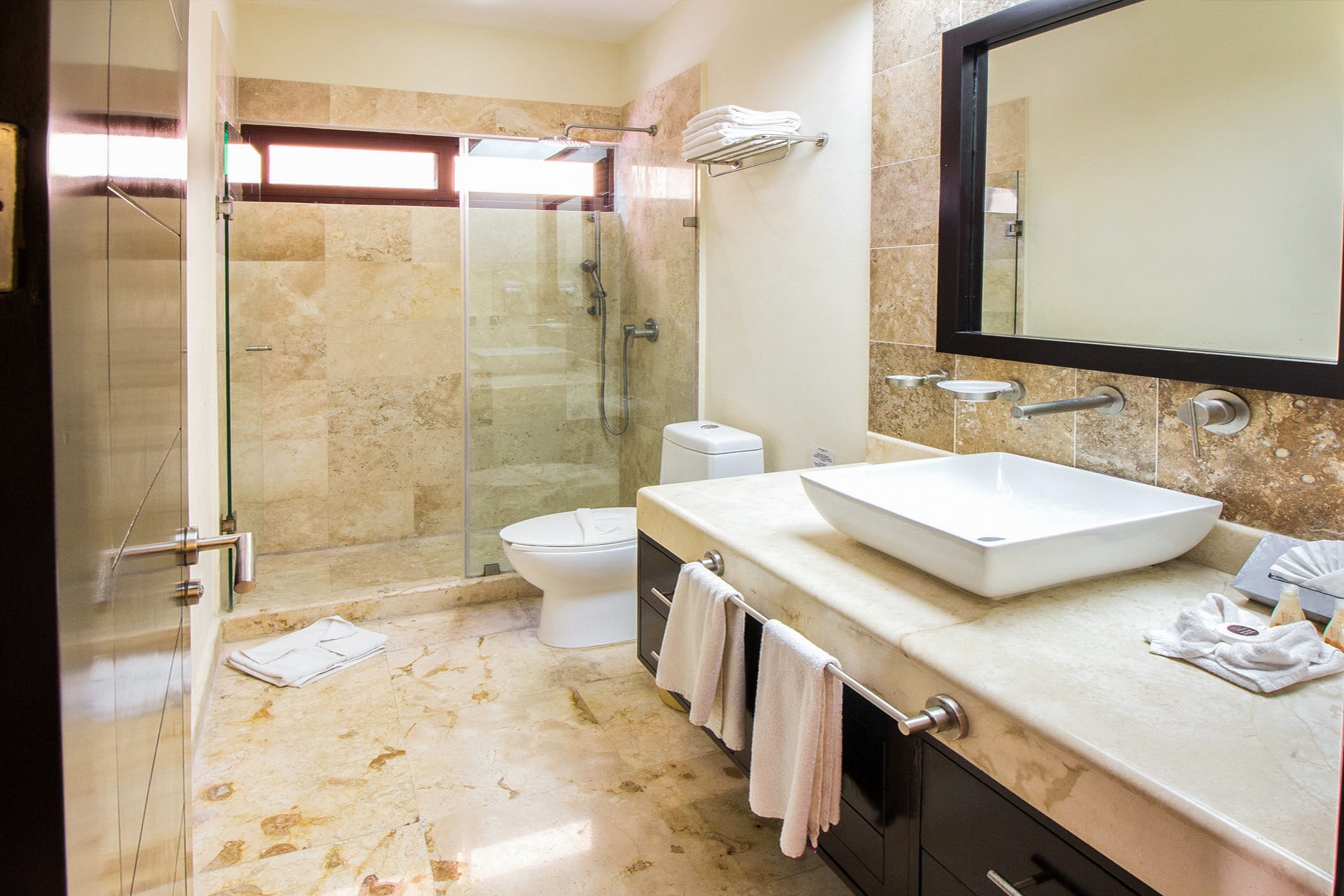 Departamento Deluxe | Baño | Regadera, amenidades de baño gratuitas, secadora de cabello, toallas 