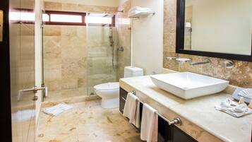 Departamento Deluxe | Baño | Regadera, amenidades de baño gratuitas, secadora de cabello, toallas