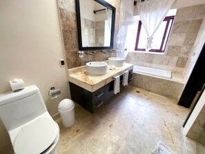 Deluxe appartement | Badkamer | Een douche, gratis toiletartikelen, een haardroger, handdoeken