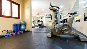 A gym with exercise equipment, a treadmill, and a mirrored wall. - El Faro 303 Surf (Playa del Carmen)