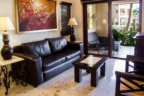 Deluxe-Apartment | Wohnbereich | Flachbildfernseher