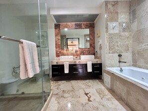 Deluxe-Apartment | Badezimmer | Dusche, kostenlose Toilettenartikel, Haartrockner, Handtücher