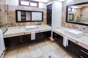 Deluxe-Apartment | Waschbecken im Bad
