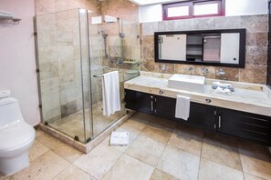 Deluxe appartement | Badkamer | Een douche, gratis toiletartikelen, een haardroger, handdoeken