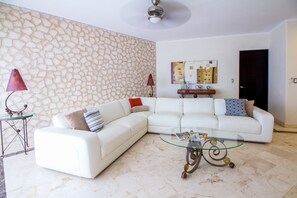 Deluxe appartement | Woonkamer | Flatscreentelevisie