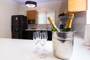 Deluxe-Apartment | Eigene Küche | Großer Kühlschrank, Mikrowelle, Ofen, Herdplatte