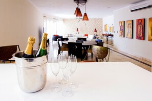 Appartement Deluxe | Cuisine privée | Réfrigérateur grande capacité avec congélateur, four à micro-ondes