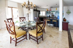Deluxe Apartment | In-room dining - Corto Maltes 205 (Playa del Carmen)