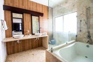 Deluxe Apartment | Bathroom | Shower, free toiletries, hair dryer, towels - Corto Maltes 205 (Playa del Carmen)