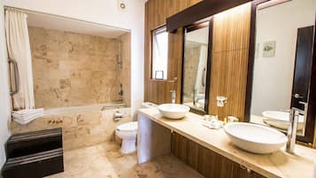 Departamento Deluxe | Baño | Regadera, amenidades de baño gratuitas, secadora de cabello, toallas