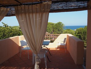 Outdoor dining - apartment in villa facing the sea terrace on the sunset (Trinita' D'Agultu e Vignola)