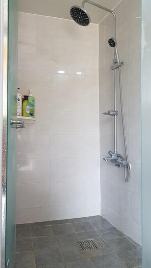 Shower, free toiletries, hair dryer, slippers - Moonlight House (Cheongsong)