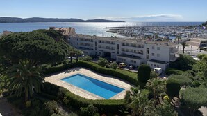 A coastal hotel with a swimming pool, a marina, and a view of the sea. - Nice apartment for 6 people with WIFI, A/C, pool, TV and terrace (Cavalaire-sur-mer)