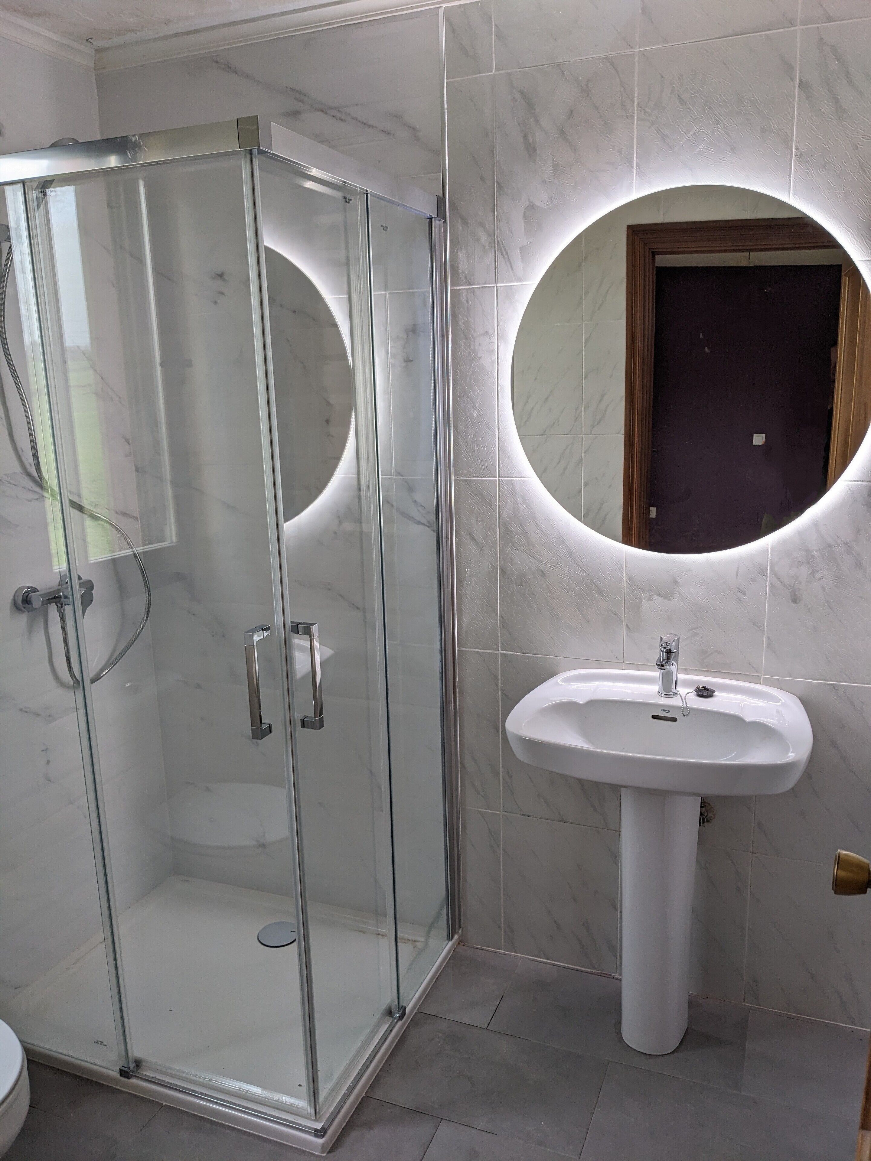Bathtub, hair dryer, bidet, towels
