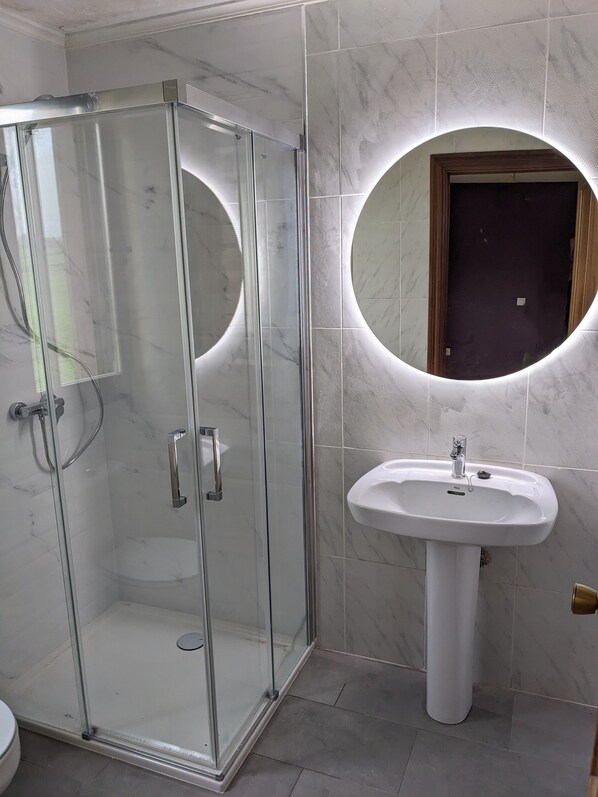 Tina, secadora de cabello, bidet, toallas 