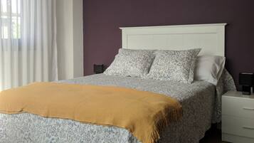 5 bedrooms, desk, iron/ironing board, WiFi