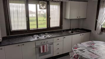 Een koelkast, een magnetron, een oven, een vaatwasser
