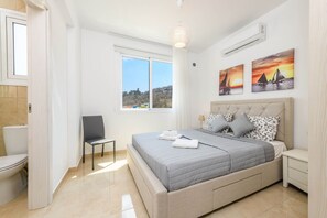 4 chambres, coffres-forts dans les chambres, fer et planche à repasser