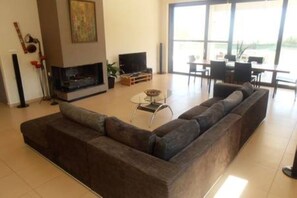 Smart TV, chimenea, reproductor de DVD y futbolito 