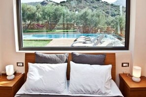 6 bedrooms, desk, soundproofing, iron/ironing board