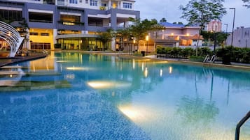 Una piscina al aire libre