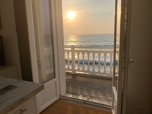 NEW! Magnificent SEA view ... Superb apartment (3 ***) renovated feet in the water