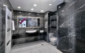 Dusche, Haartrockner, Handtücher, Seife
