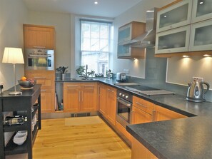 Jääkaappi, mikroaaltouuni, uuni, liesi