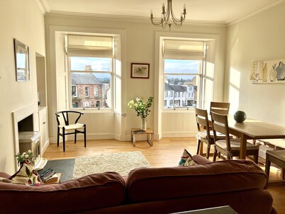 Lovely Townhouse with garden overlooking the Square sleeps 2-5+ comfortably