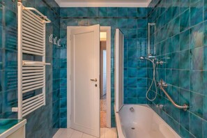 Combinazione doccia/vasca, asciugacapelli, bidet, asciugamani