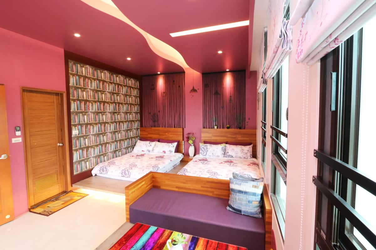 Schreibtisch, Verdunkelungsvorhänge, schallisolierte Zimmer