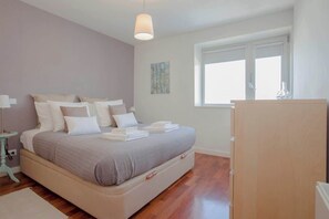 2 bedrooms, iron/ironing board, travel crib, WiFi - Liiiving in Porto | Bright Light Apartment (Porto)