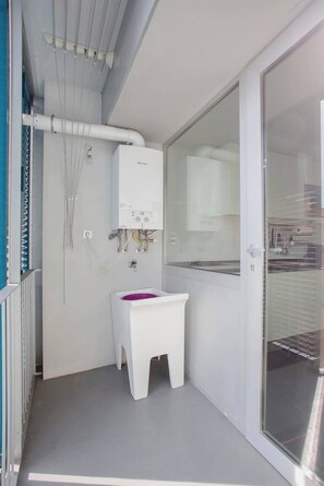 Shower, hair dryer, towels - Liiiving in Porto | Bright Light Apartment (Porto)