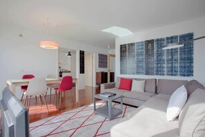 TV, offices - Liiiving in Porto | Bright Light Apartment (Porto)