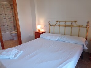 2 slaapkamers, een strijkplank/strijkijzer, gratis wifi, beddengoed