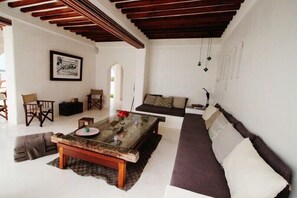 Smart-TV, DVD-Player, Bücher, Videothek