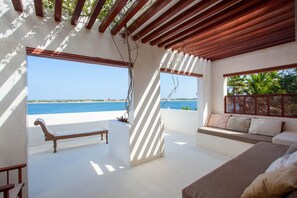 Terrace/patio - Luxury beachfront holiday house, pool garden all sea views, Forodhani House Lamu (Lamu)