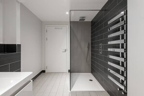 Hair dryer, towels, soap, shampoo - Leicester Square 3BR Penthouse w/ Terrace (London)