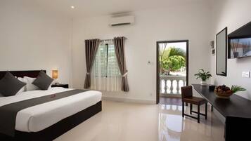 Deluxe Double Room | Minibar, in-room safe, desk, blackout drapes