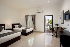 Deluxe Twin Room | Minibar, in-room safe, desk, blackout drapes