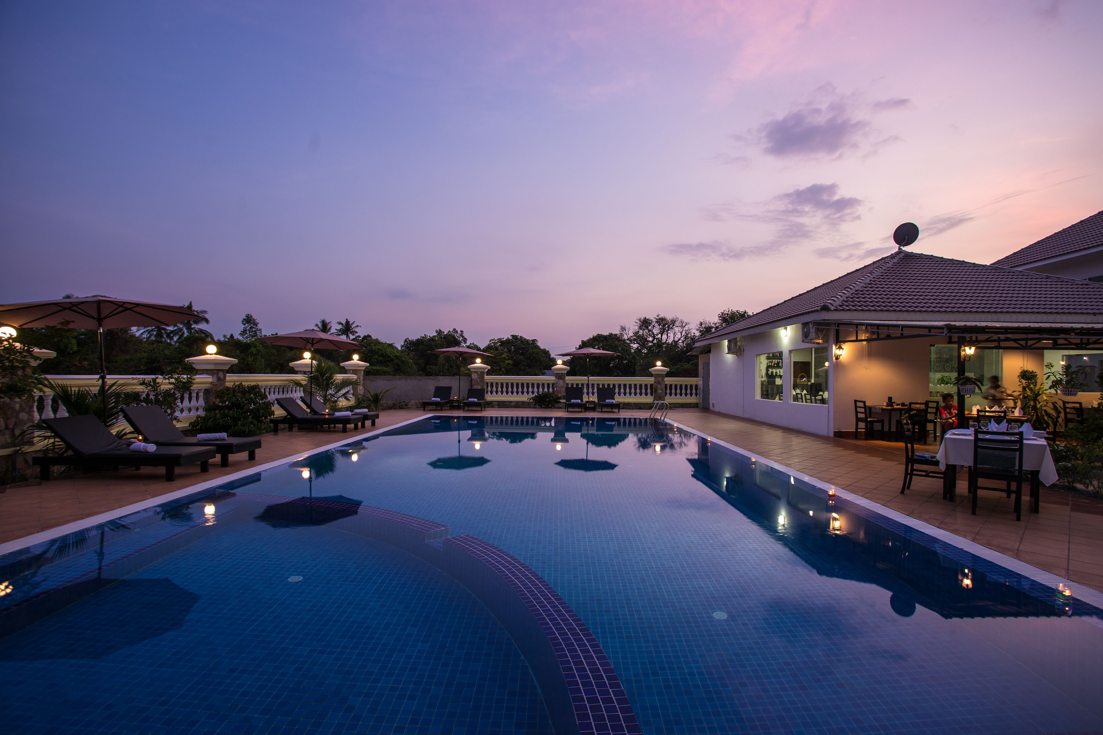 Breakfast, lunch, dinner served; local and international cuisine 