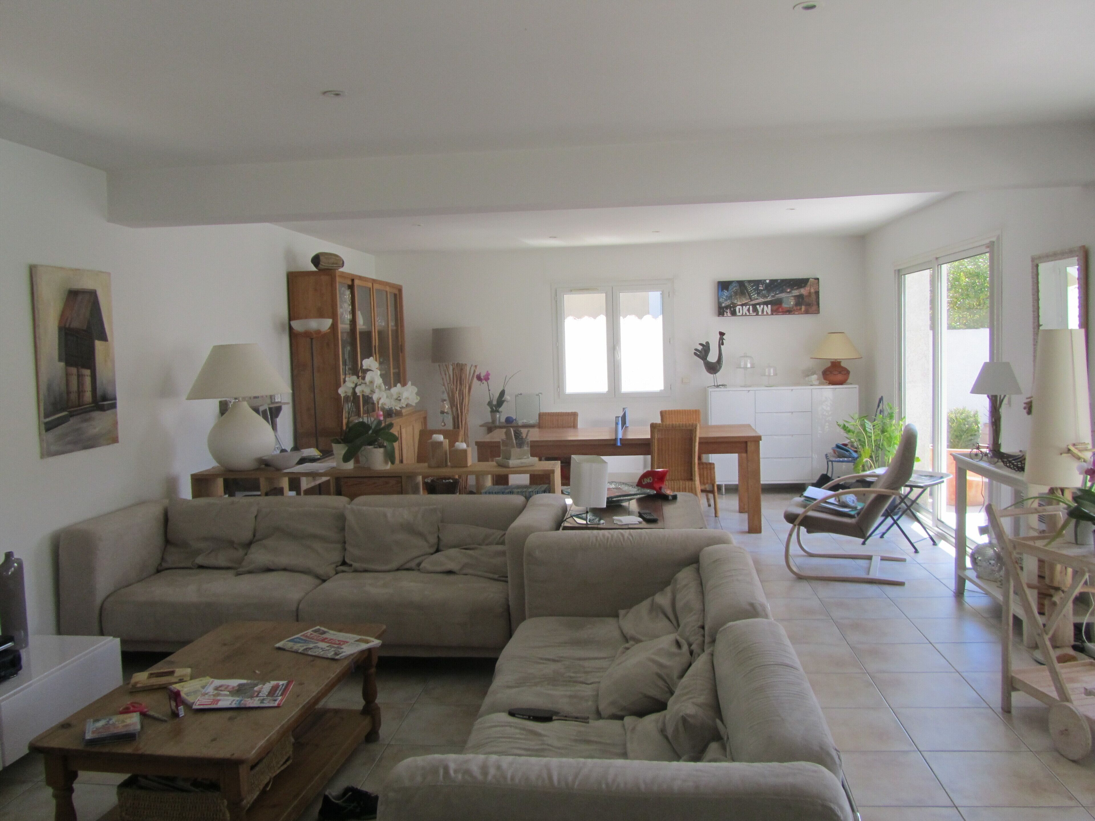 Televisie, een dvd-speler, een tafeltennistafel en boeken