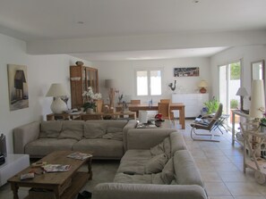 Televisión, reproductor de DVD, tenis de mesa y libros 