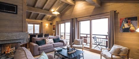 Smart-TV, Kamin, Bücher, Stereoanlage