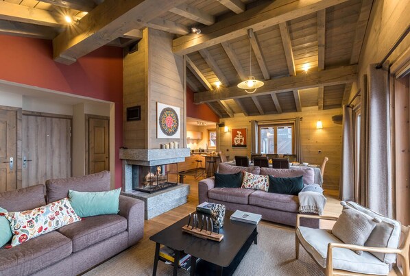 Smart TV, fireplace, books, stereo