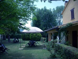 Outdoor dining - House in the quiet Umbrian region with pool and enclosed park. (Cannara)