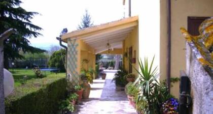Maison immergée dans le calme de l'ombrie avec piscine et parc clÎturé