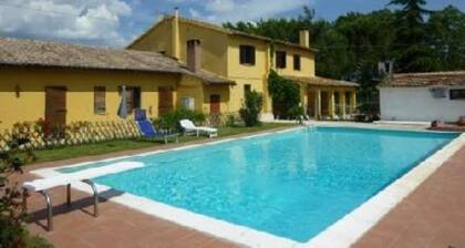 House in the quiet Umbrian region with pool and enclosed park.