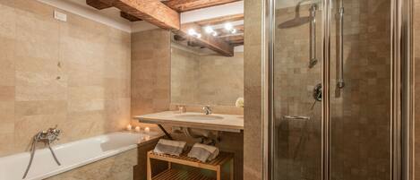 Separate tub and shower, free toiletries, hair dryer